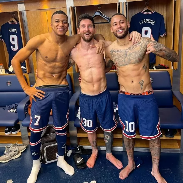 Lionel Messi, Neymar e Mbappé após a vitória do PSG contra o City na Champions