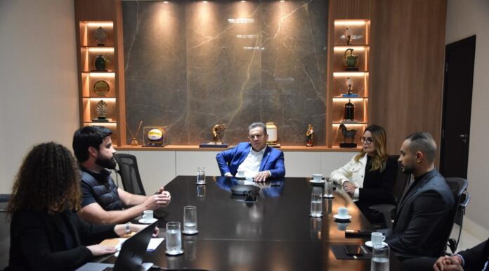 Primeira-dama de MT, Virginia Mendes, governador Mauro Mendes e representantes do Flor Ribeirinha Crédito - João Reis (Setasc)