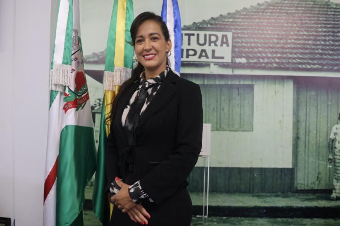 Foto a seguir: Vereadora de Tangará da Serra, Elaine Antunes