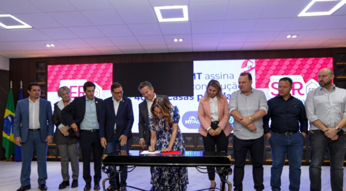 Primeira-dama de MT Virginia Mendes assinou o decreto como testemunha do ato. Crédito - Jana Pessôa