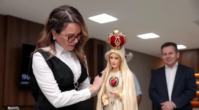 Primeira-dama de MT, Virginia Mendes, com a imagem de Imaculado Coração de Maria e o governador Mauro Mendes Crédito - Jana Pessôa/Unaf