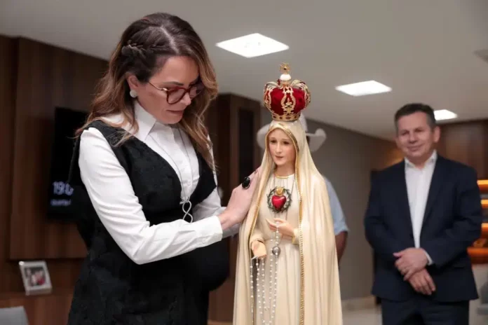 virginia-mendes-mauro.jpg Primeira-dama de MT, Virginia Mendes, com a imagem de Imaculado Coração de Maria e o governador Mauro Mendes Crédito - Jana Pessôa/Unaf