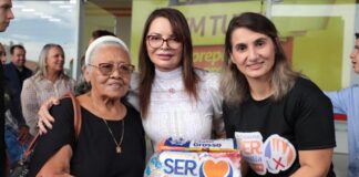 Dona Maria, do Sopão, recebeu doação de alimentos das mãos da primeira-dama de MT, Virginia Mendes, e da secretária Grasielle Bugalho