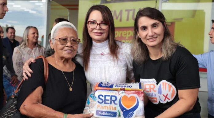Dona Maria, do Sopão, recebeu doação de alimentos das mãos da primeira-dama de MT, Virginia Mendes, e da secretária Grasielle Bugalho