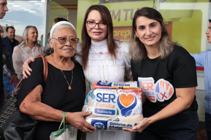 Dona Maria, do Sopão, recebeu doação de alimentos das mãos da primeira-dama de MT, Virginia Mendes, e da secretária Grasielle Bugalho