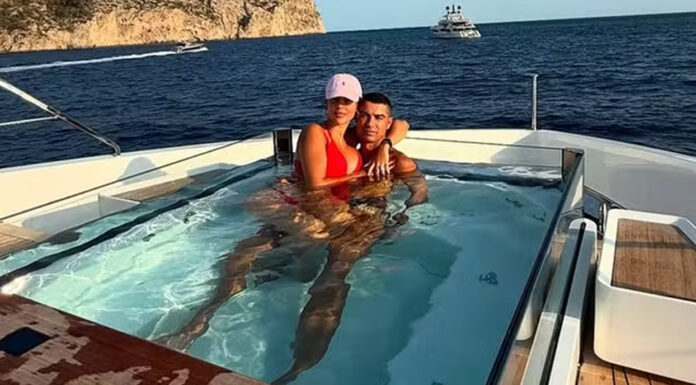 Cristiano Ronaldo e Georgina curtem iate luxuoso com os filhos: ‘Meus 2 amores’