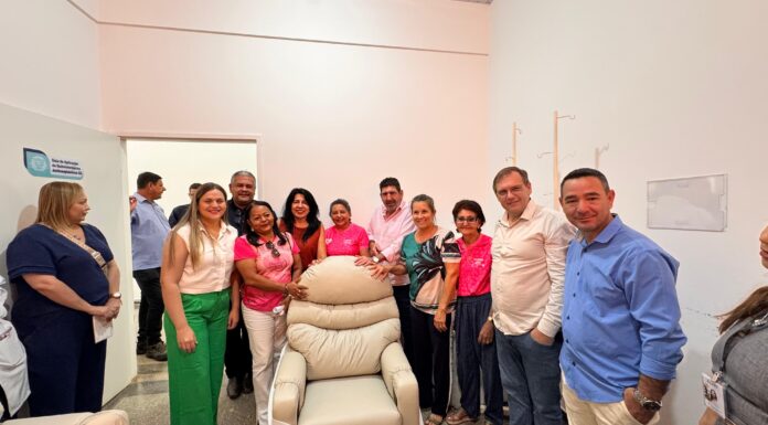 Deputado Dr. João cumpre promessa e entrega 15 poltronas ao setor de oncologia do Hospital Regional de Cáceres