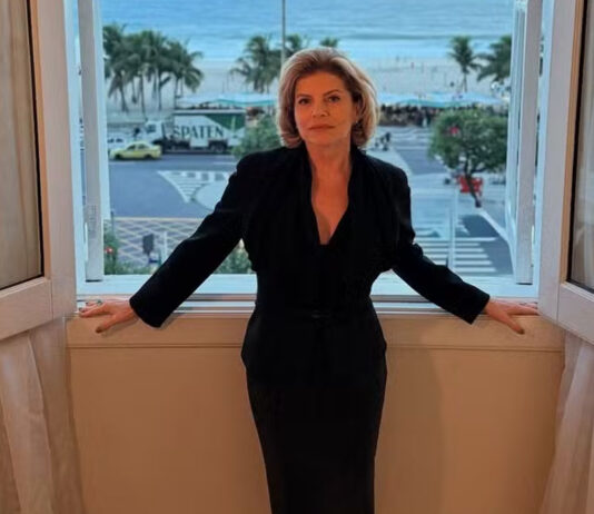 Debora Bloch posa com vista para Copacabana nos bastidores de Vale Tudo