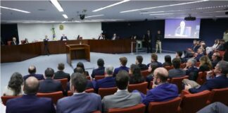 Michelle Bolsonaro cita Salmo bíblico no dia em que STF inicia julgamento de Jair Bolsonaro