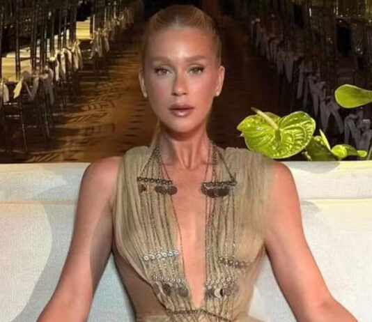 Marina Ruy Barbosa aposta em vestido decotado e chama atenção durante evento