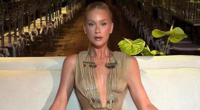 Marina Ruy Barbosa aposta em vestido decotado e chama atenção durante evento