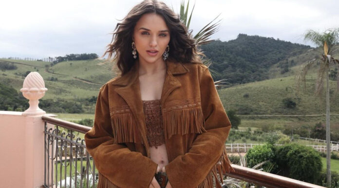 A espera de Zuza, Rafa Kalimann posa de biquíni e exibe barrigão: ‘Momento de paz’