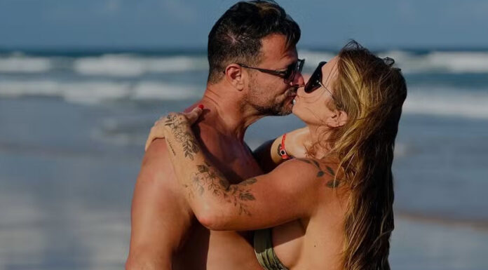 Mãe de Viih Tube esbanja boa forma ao posa de biquíni na praia: ‘Menina da praia’