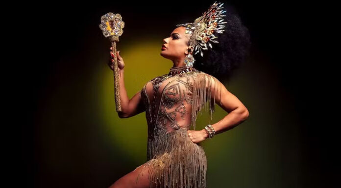 Com figurino poderoso, Quitéria Chagas brilha em ensaio de Carnaval: ‘Rainha’
