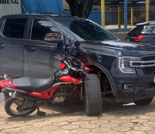 Colisão entre motocicleta e picape deixa uma vítima fatal