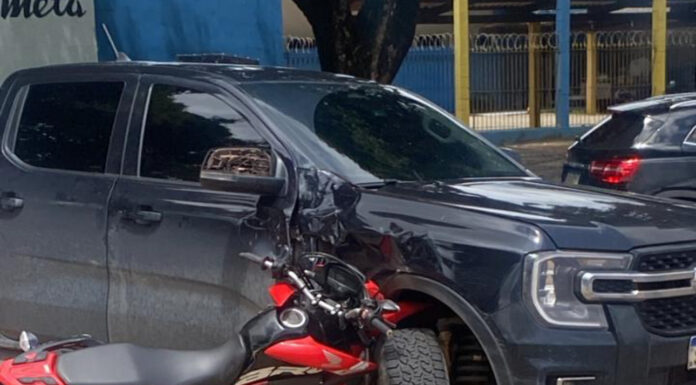 Colisão entre motocicleta e picape deixa uma vítima fatal