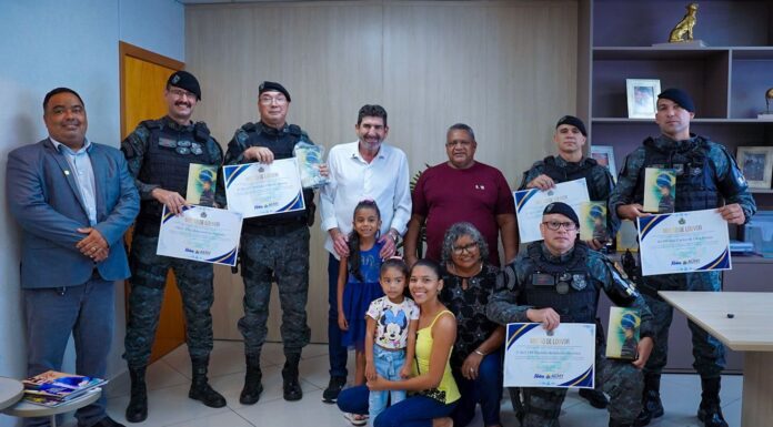 Dr. João homenageia policiais que salvaram a vida de criança de dois anos e destaca gesto de amor e heroísmo