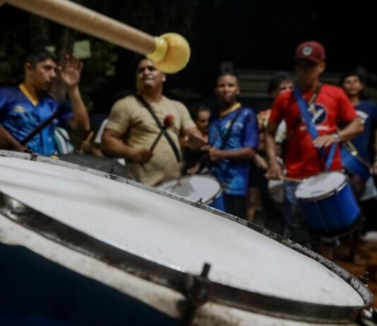 Ensaios de escolas e blocos carnavalescos são opções de lazer em diferentes bairros de Cuiabá