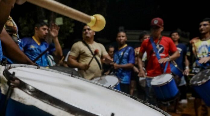 Ensaios de escolas e blocos carnavalescos são opções de lazer em diferentes bairros de Cuiabá