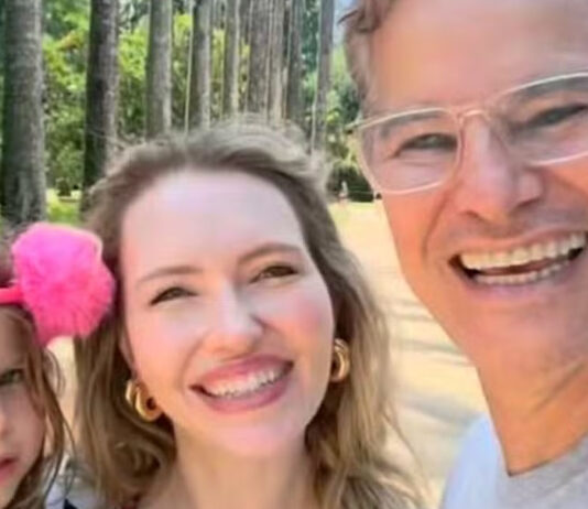 Edson Celulari compartilha momento em família ao lado de Karin Roepke e da filha