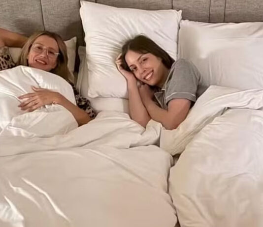 Fabiana Justus dorme na companhia de Ana Paula Siebert após susto na madrugada