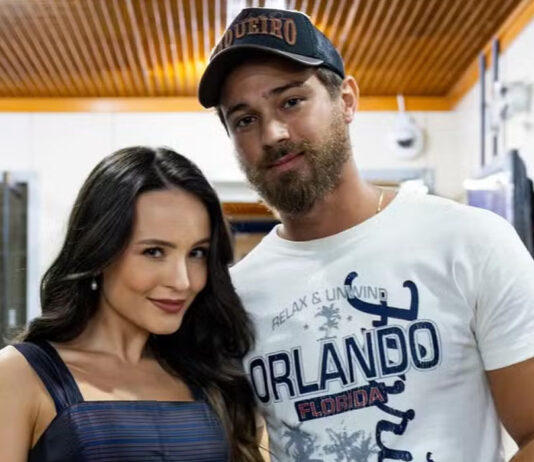 Larissa Manoela celebra estreia de André Luiz em novela com declaração apaixonada