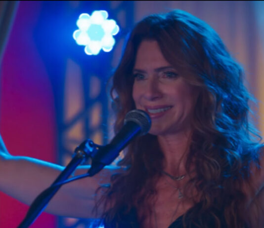 Em vídeo, Letícia Spiller mostra que além de atuar em novelas, também canta muito bem