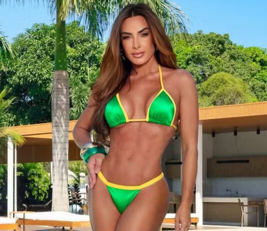 Nicole Bahls posa de biquíni em clima brasileiro após vitória da Seleção