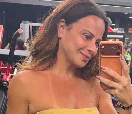 Viviane Araújo acorda cedo para treino e exibe shape definido na academia: ‘Fitness’