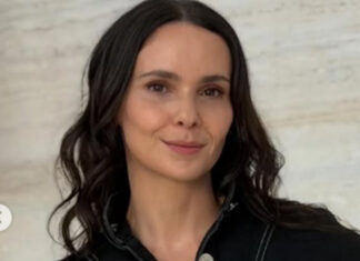 Débora Falabella celebra dois anos de sucesso com espetáculo ‘Prima Facie’