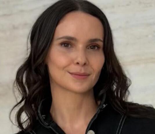 Débora Falabella celebra dois anos de sucesso com espetáculo ‘Prima Facie’
