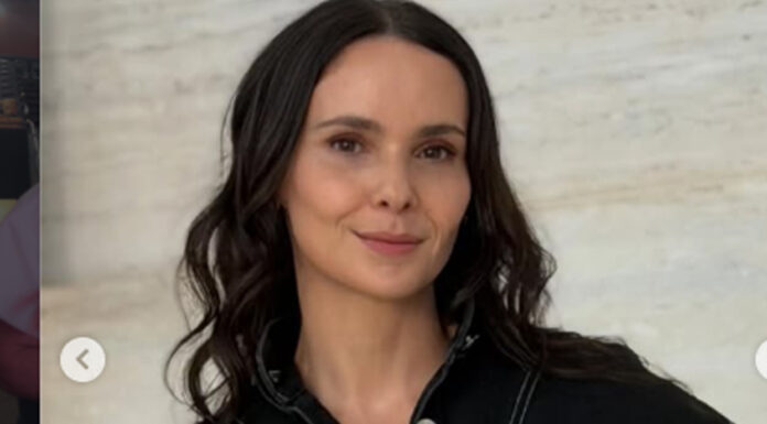 Débora Falabella celebra dois anos de sucesso com espetáculo ‘Prima Facie’