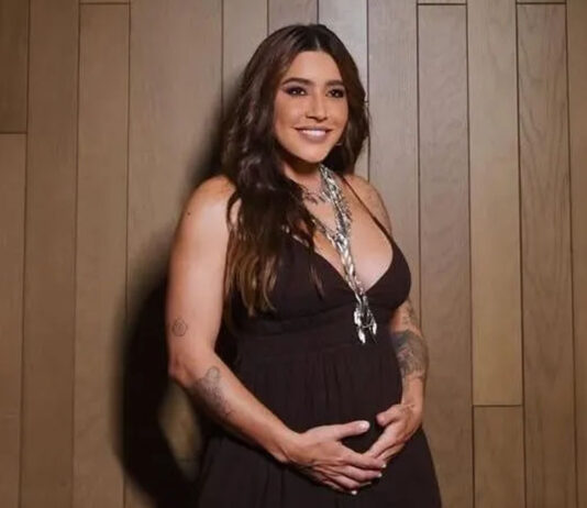 Lauana Prado mostra bebê chutando na barriga e declara: ‘Meu jogador favorito’
