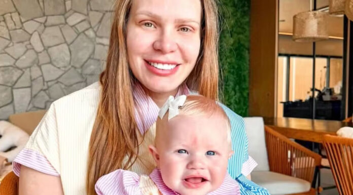 Ex-BBB Paulinha Leite posa com a filha e semelhança impressiona: ‘Xerox perfeito’