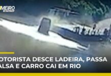 Veja Vídeo – Flagra: carro perde controle, atravessa balsa e cai em rio no Rio Grande do Sul