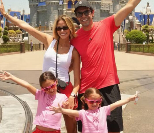 Carol Leite mostra álbum de férias em família com Kaká e as filhas na Disney