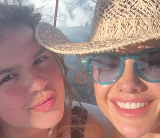 Mirella Santos curte dia de sol em Capri e impressiona com físico em passeio de barco