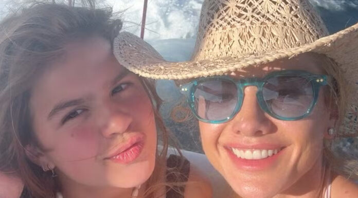 Mirella Santos curte dia de sol em Capri e impressiona com físico em passeio de barco