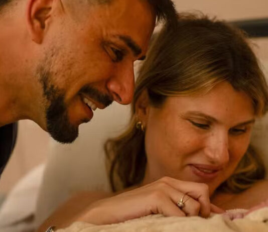 Julio Rocha anuncia nascimento da quarta filha, Esther: ‘Ahhhh que coisa mais linda!!’