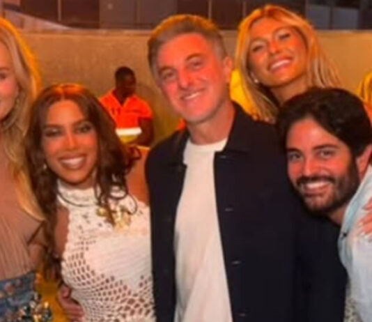 Lívia Andrade celebra quatro anos no Domingão com Huck: ‘4 anos que cheguei’