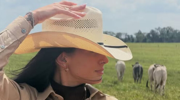 Ana Castela visita fazenda que comprou com o pai no Mato Grosso do Sul: ‘Boiadeira’