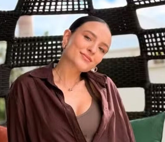 Larissa Manoela curte segunda-feira de piscina em casa: ‘Descanso merecido’