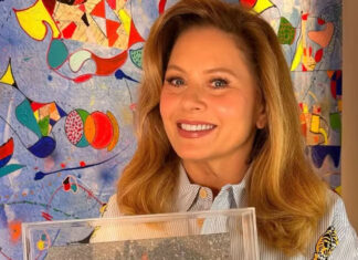 Vera Fischer ganha réplica de estrela da Calçada da Fama da Globo e celebra