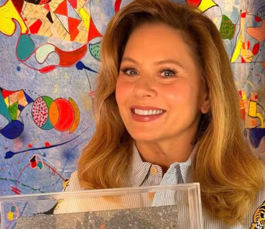 Vera Fischer ganha réplica de estrela da Calçada da Fama da Globo e celebra