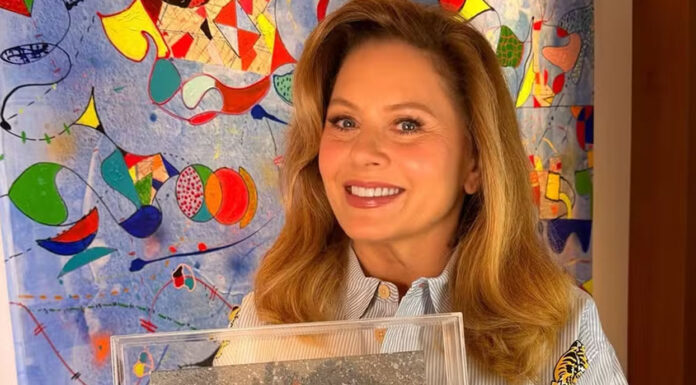 Vera Fischer ganha réplica de estrela da Calçada da Fama da Globo e celebra