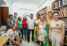 Dr. João assume compromisso com saúde da população negra durante visita à Casa das Pretas