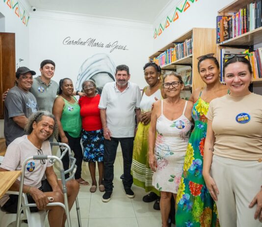 Dr. João assume compromisso com saúde da população negra durante visita à Casa das Pretas