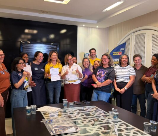 Virgínia Mendes recebe associação e assume compromisso com pacientes de fibromialgia