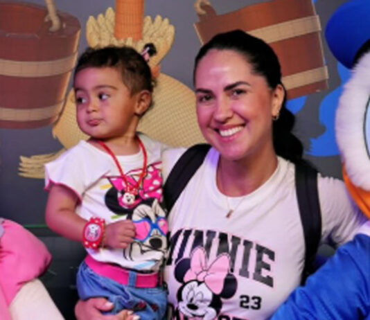 Graciele Lacerda se emociona ao ver encontro de Clara com Mickey e Minnie