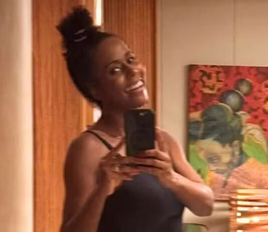 Maju Coutinho exibe barriguinha de grávida durante treino em casa